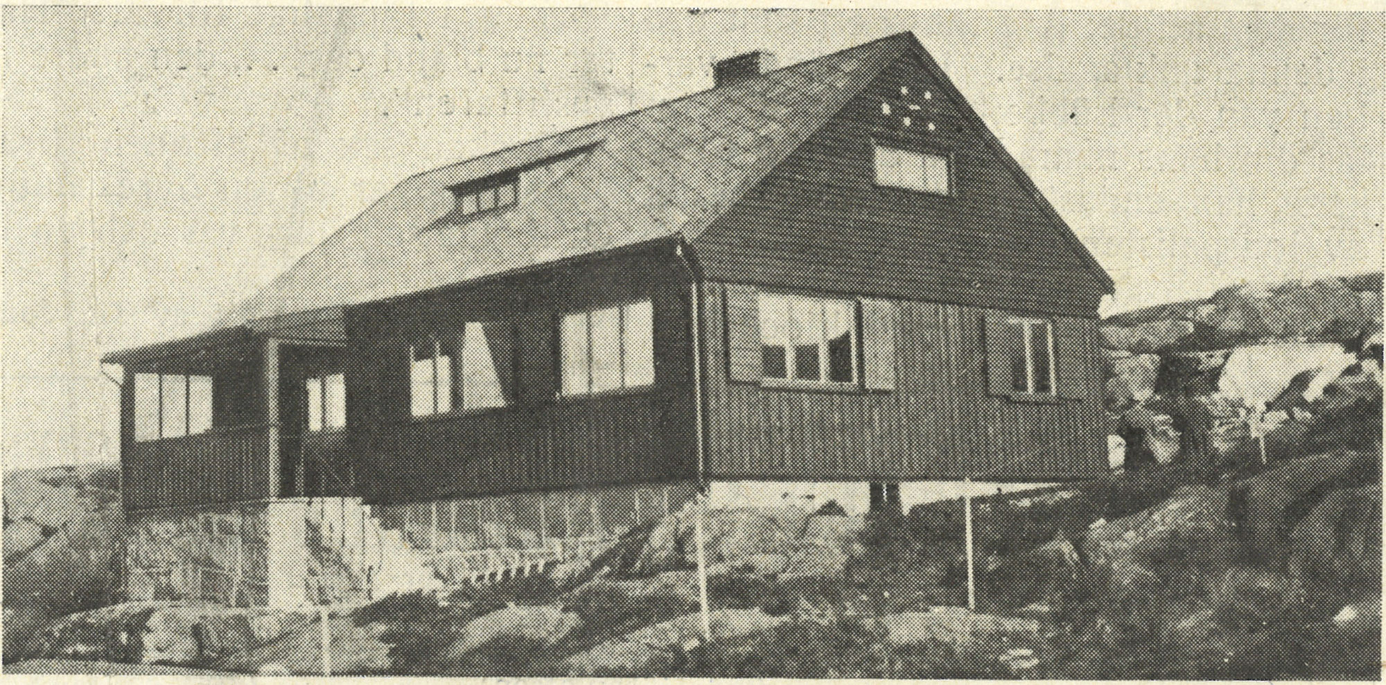  Ett fotografi ur ett skannat tidningsurklipp so föreställer Sahlgrenskasystrarnas sommarstuga. Fotograferat av W. Mattsson
                    