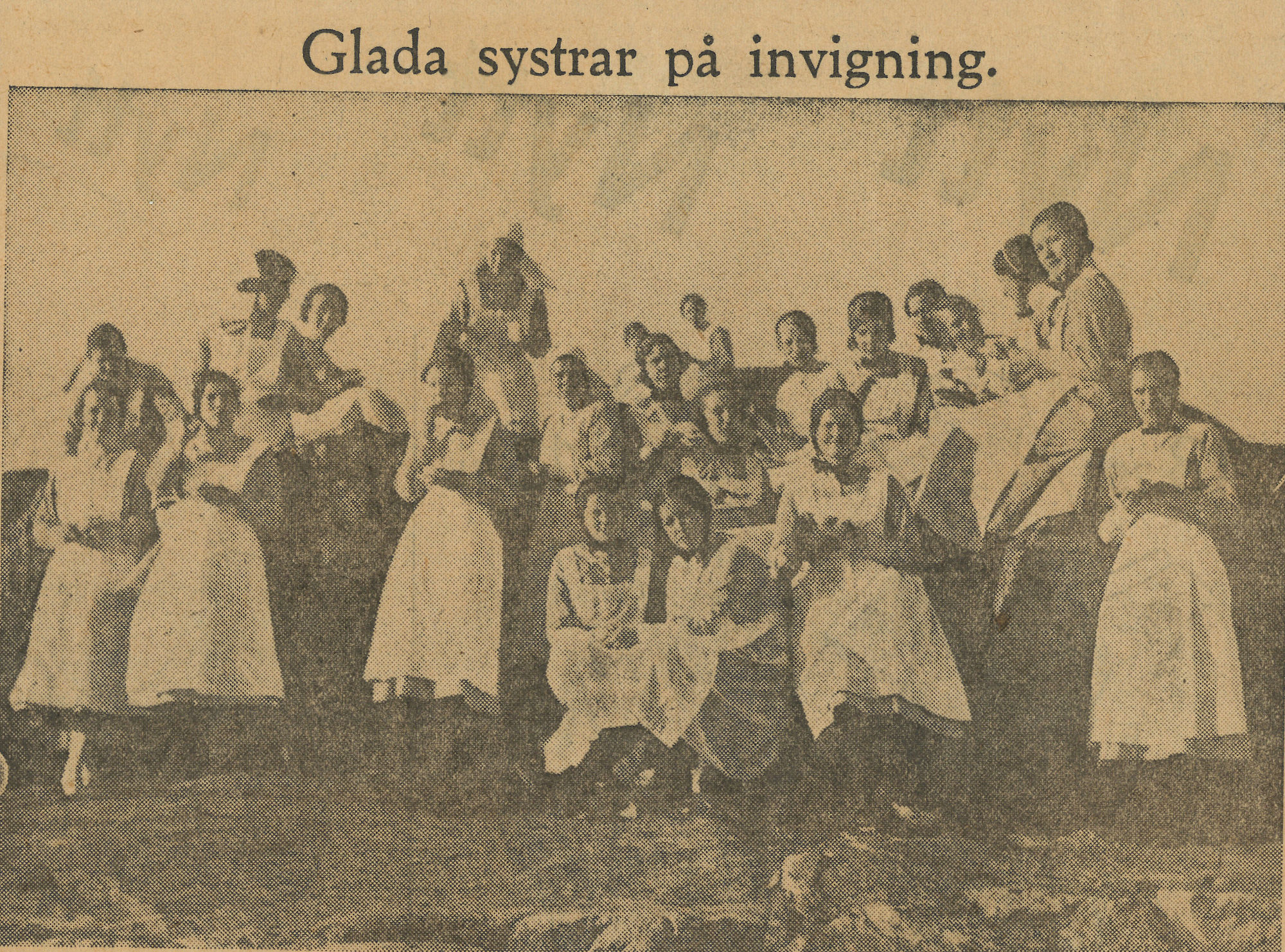 
                    Ett fotografi från ett tidningsurklipp, på bilden syns en samling sjuksystrar i sjuksköterskeutstyrsel från 30-talet. Ovanför bilden finns en bildtext som lyder 'Glada systrar på invigning' 
                    